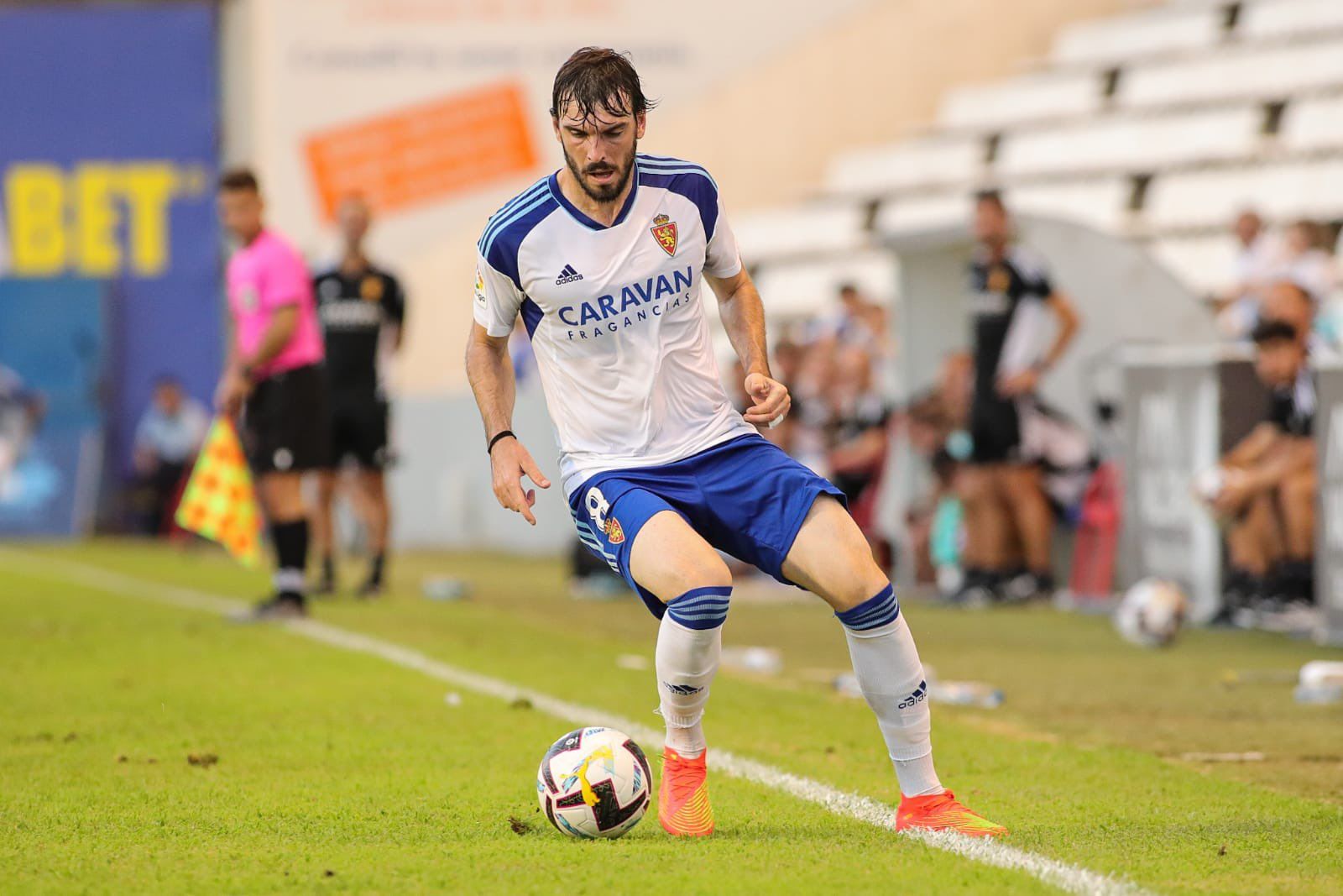 Eugeni conduce el balón en un partido de pretemporada || Foto: RZ