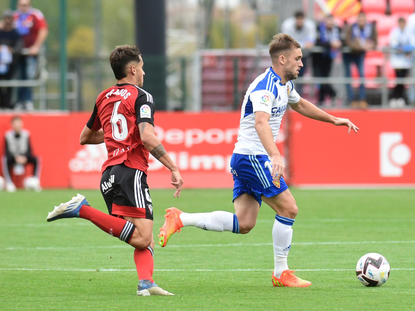 Vada conduce el balón en el encuentro ante el CD Mirandés || Foto: RZ