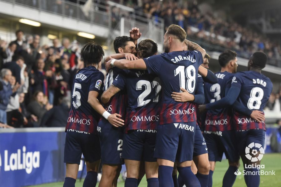 Los jugadores del Huesca celebran el gol de Marc Mateu al Villarreal B. Foto: LaLiga