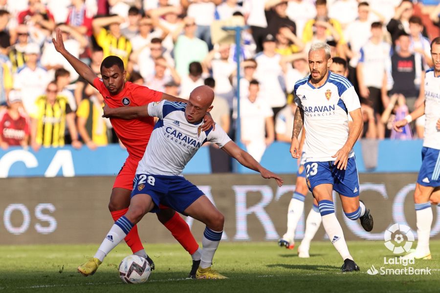 Mollejo protege el balón en una jugada del partido contra el Andorra en La Romareda. Foto: LaLiga