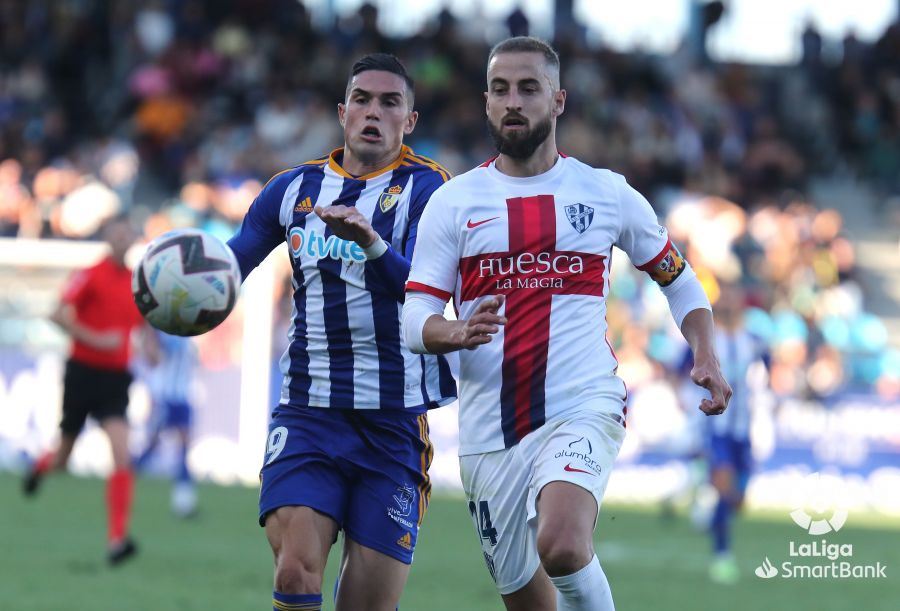 Pulido pugna con Espiau por el balón en el Ponferradina Huesca. Foto: LaLiga