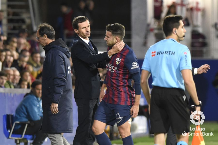 Ziganda consuela a Valentín que se tuvo que retirar lesionado a los 8 minutos de iniciarse el Huesca Villarreal B. Foto: LaLiga