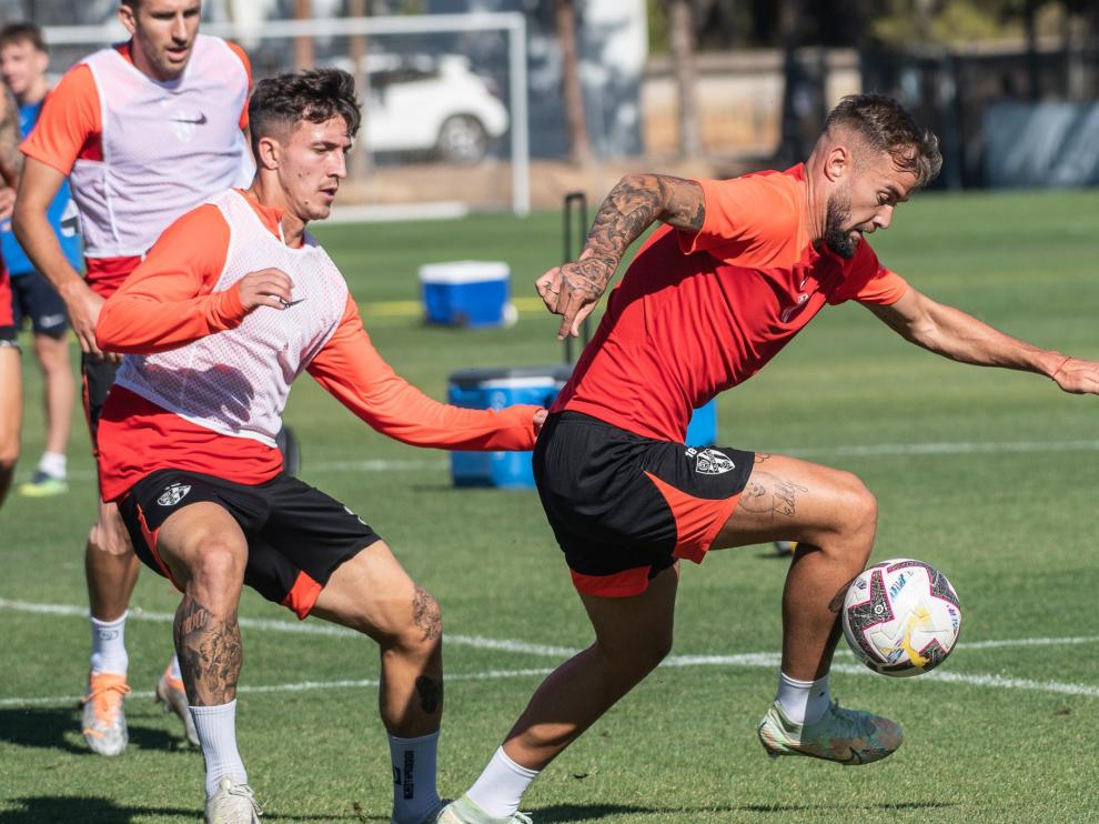 Carrillo y Escriche en una acción durante el entrenamiento. Foto: SD Huesca.