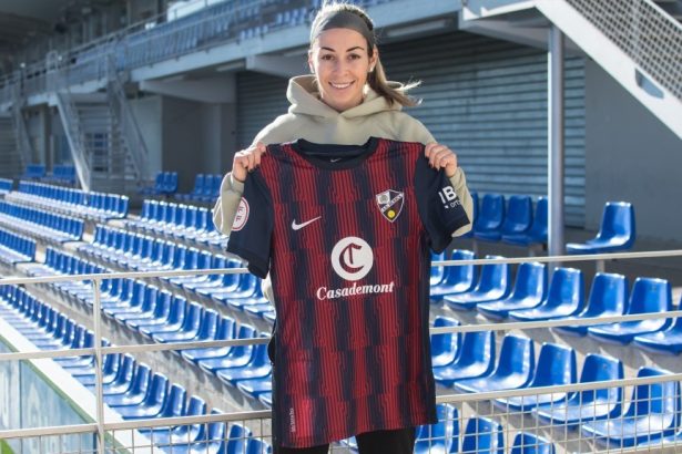 Ashley Batista posa con la camiseta de la SD Huesca en El Alcoraz. Foto: SD Huesca