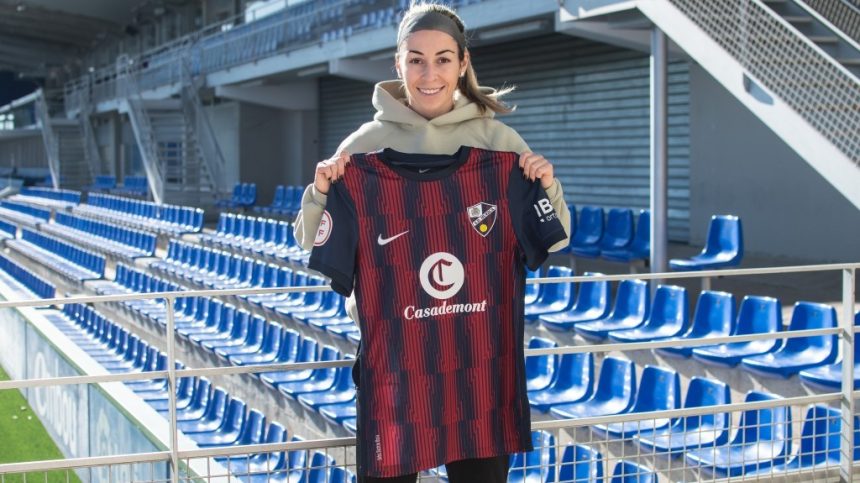 Ashley Batista posa con la camiseta de la SD Huesca en El Alcoraz. Foto: SD Huesca