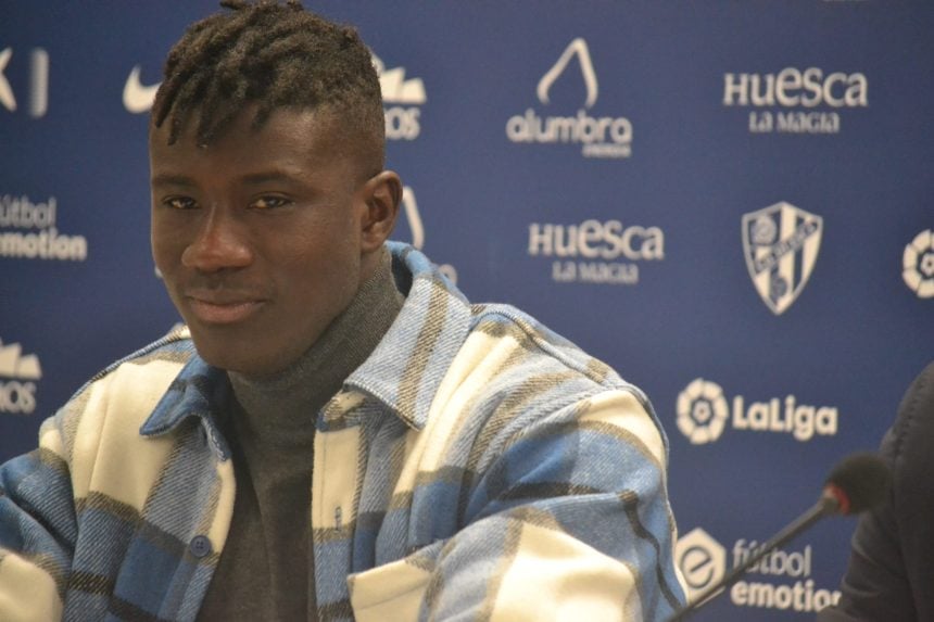 Samuel Oben en la rueda de prensa como jugador de la SD Huesca. Foto: Sportaragon