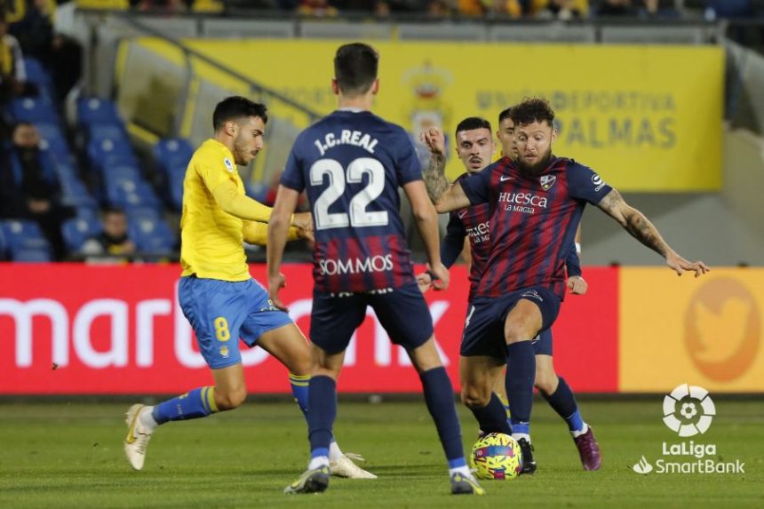 Timor pugna por un balón en el partido entre Las Palmas y la SD Huesca. Foto: LaLiga