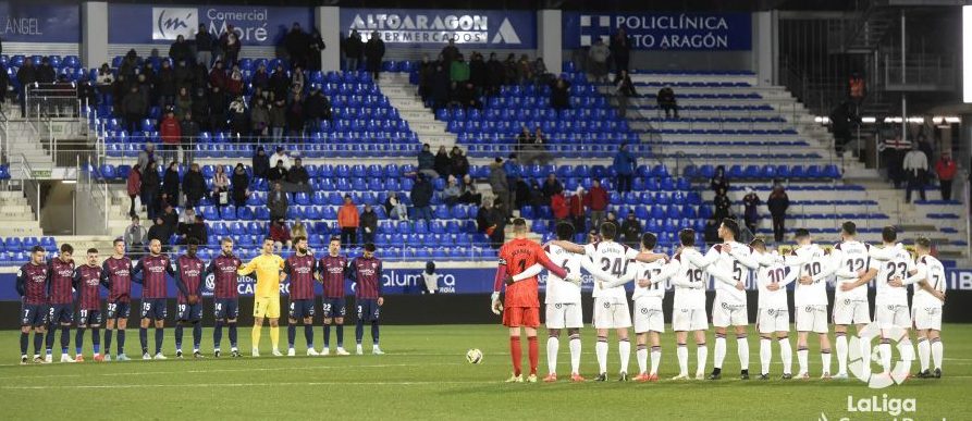 Minuto de silencio por el fallecimiento de Pelé, previo al Huesca-Albacete. Foto: La Liga.