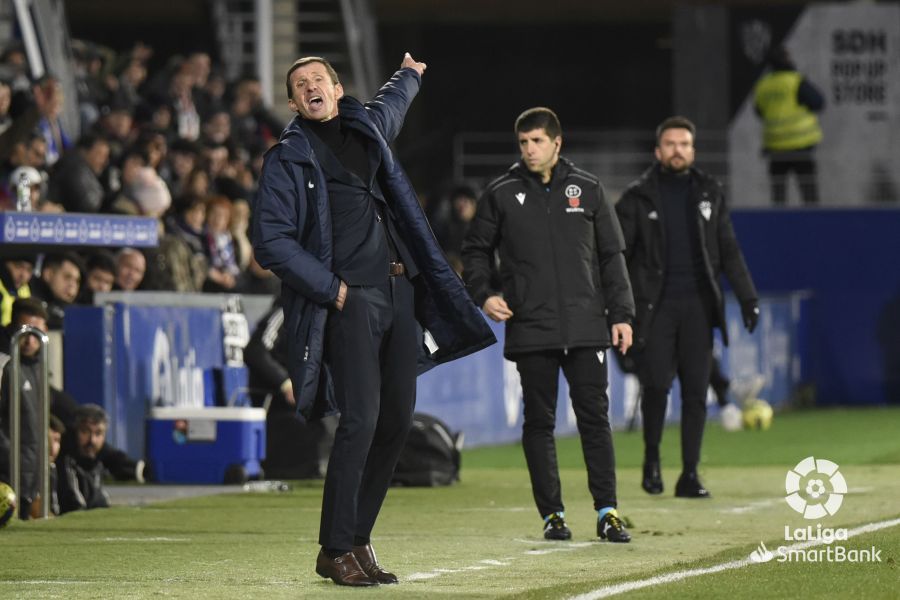 El 'Cuco' Ziganda, tenso, en el Huesca - Albacete. Foto: La Liga.