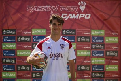 Javi Martínez en su presentación con el Albacete. Imagen del twitter del Albacete