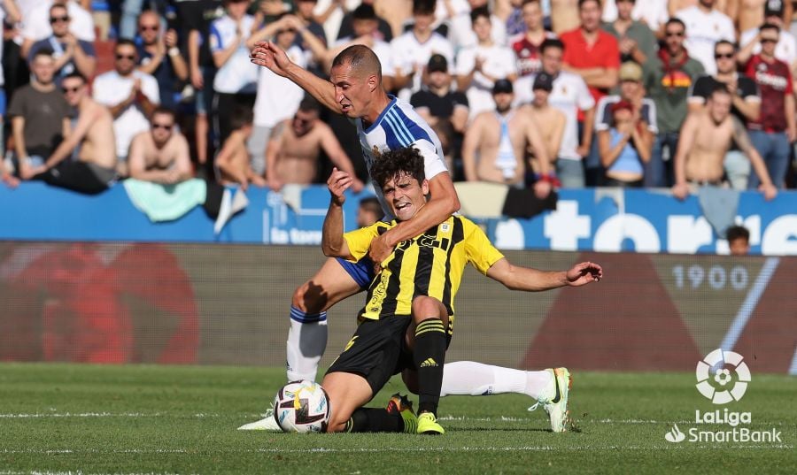 Petrovic disputa el partido ante el Oviedo