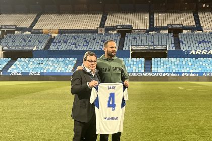 Bebé posa con la camiseta del Real Zaragoza junto a Raúl Sanllheí