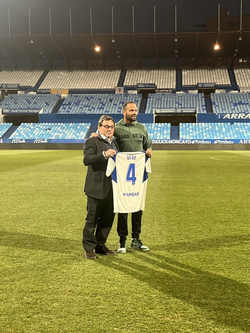 Bebé posa con la camiseta del Real Zaragoza junto a Raúl Sanllheí