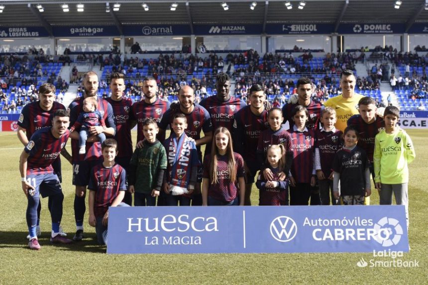 Once del Huesca con aficionados antes del partido contra el Granada. Foto: LaLiga