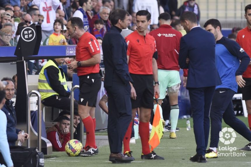 El árbitro viendo en el VAR una de las jugadas dudosas en el Huesca Granada. Foto: LaLiga