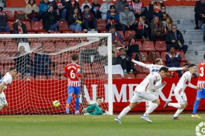 Gol de Sielva con el que el Huesca se adelantó en El Molinón contra el Sporting, que empató, también con una falta. Foto: LaLiga