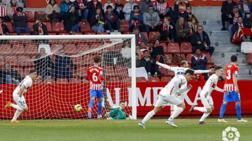 Gol de Sielva con el que el Huesca se adelantó en El Molinón contra el Sporting, que empató, también con una falta. Foto: LaLiga