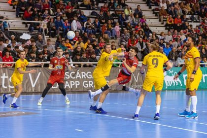 Mosquera observa el lanzamiento de Miguel Malo en el Bada Huesca- Handball Barcelona. Foto: Andrey Sapizhak