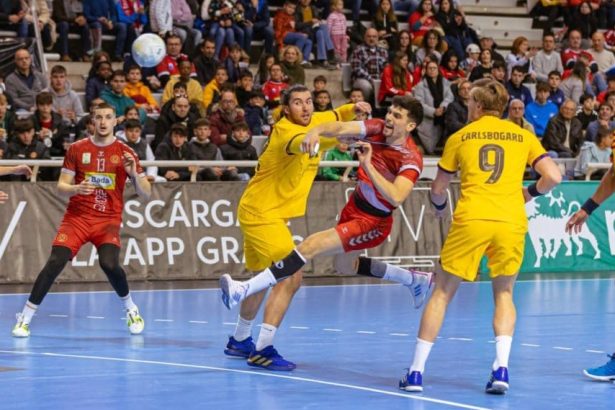 Mosquera observa el lanzamiento de Miguel Malo en el Bada Huesca- Handball Barcelona. Foto: Andrey Sapizhak