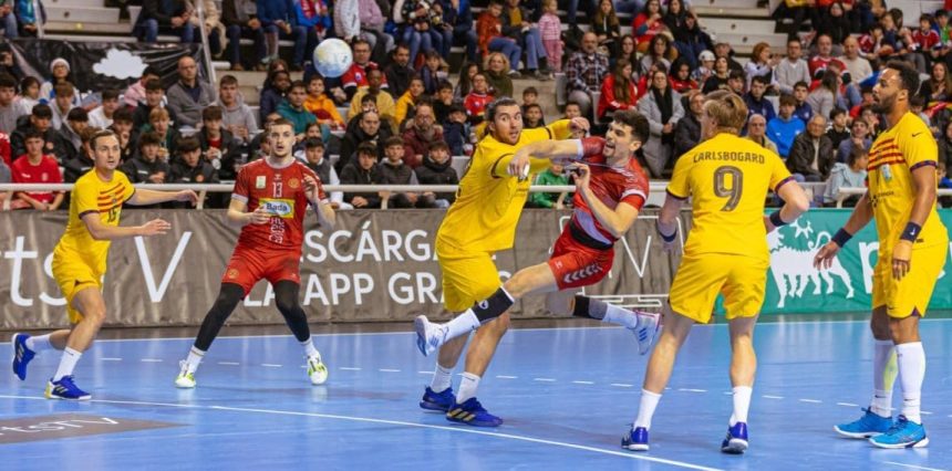 Mosquera observa el lanzamiento de Miguel Malo en el Bada Huesca- Handball Barcelona. Foto: Andrey Sapizhak