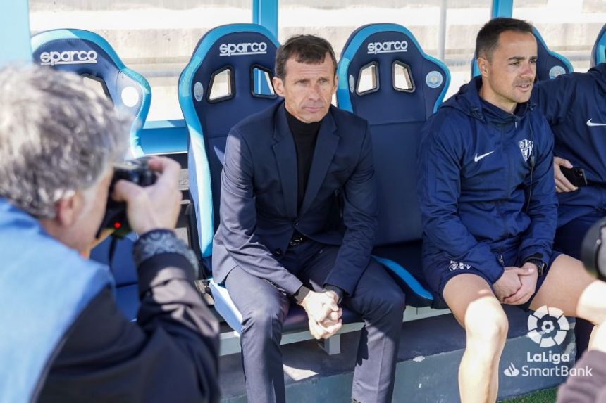 Ziganda, en el banquillo, minutos antes del inicio del partido entre el Ibiza y la SD Huesca. Foto: LaLiga