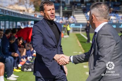 Ziganda y Alcaraz se saludan antes del Ibiza SD Huesca. Foto: LaLiga