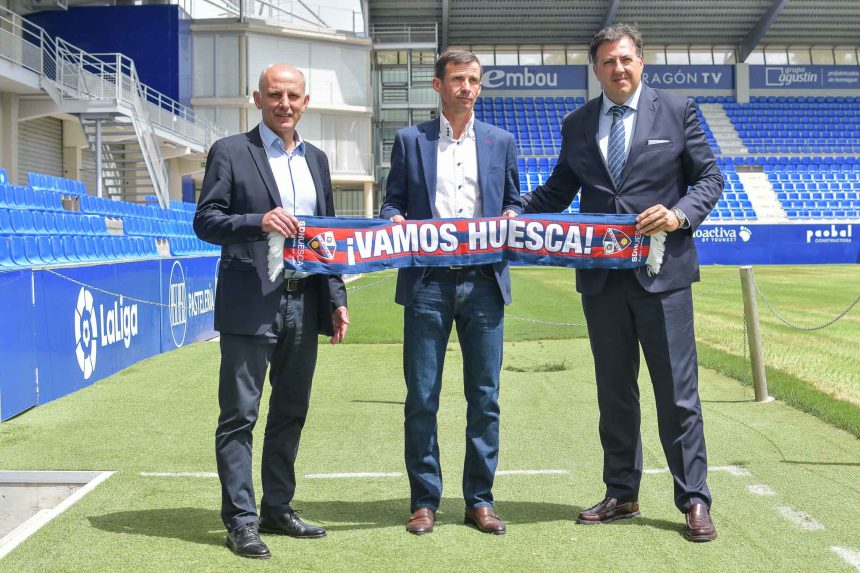 Cuco Ziganda (centro) junto al director deportivo ´ Ángel Martín González (izda) y Manuel Torres, presidente de la SD Huesca, el día de su presentación | Foto: SDH