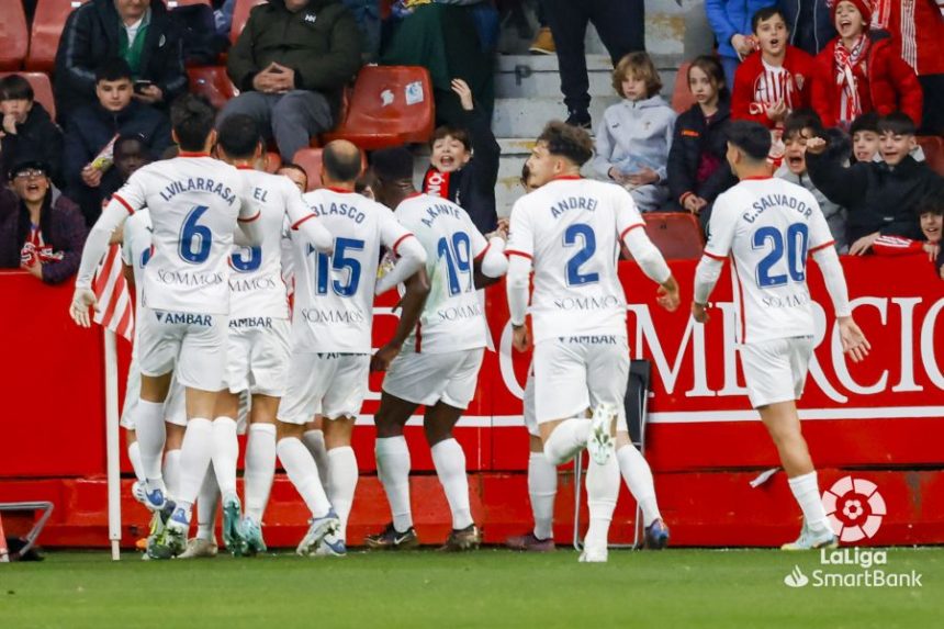 Los jugadores del Huesca celebran el gol de Sielva ante el Sporting. Foto: LaLiga
