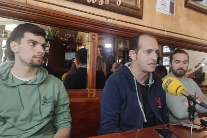 En primer plano Miguel Malo, Nolasco y Néstor Oliva durante la rueda de prensa para habar del partido contra el Torrelavega. Foto: Sportaragon