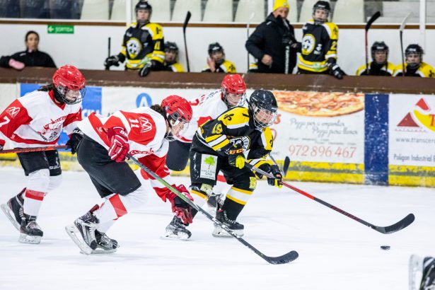 Tres jugadoras del CH Jaca disputan la pastilla a una del Puigcerda sobre el hielo ceretano. Foto: Atelier Fotogràfic