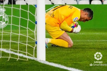 Andrés se hace con seguridad con el balón en el Racing SD Huesca. Foto: LaLiga