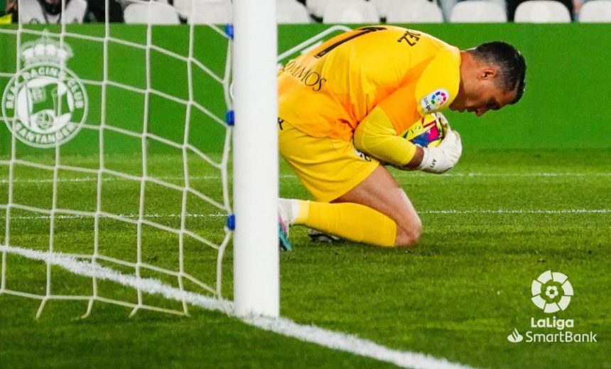 Andrés se hace con seguridad con el balón en el Racing SD Huesca. Foto: LaLiga