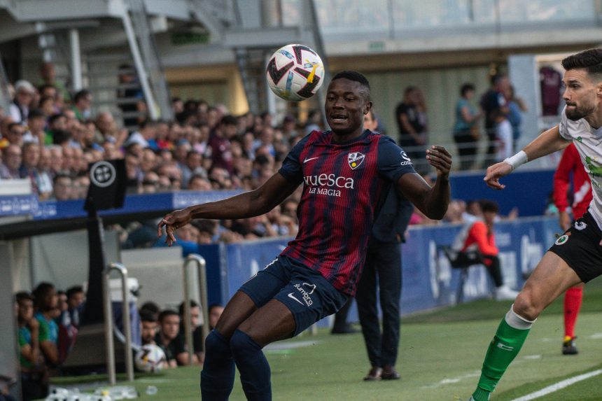 Patrick Soko en una acción con el esférico. Foto: SD Huesca