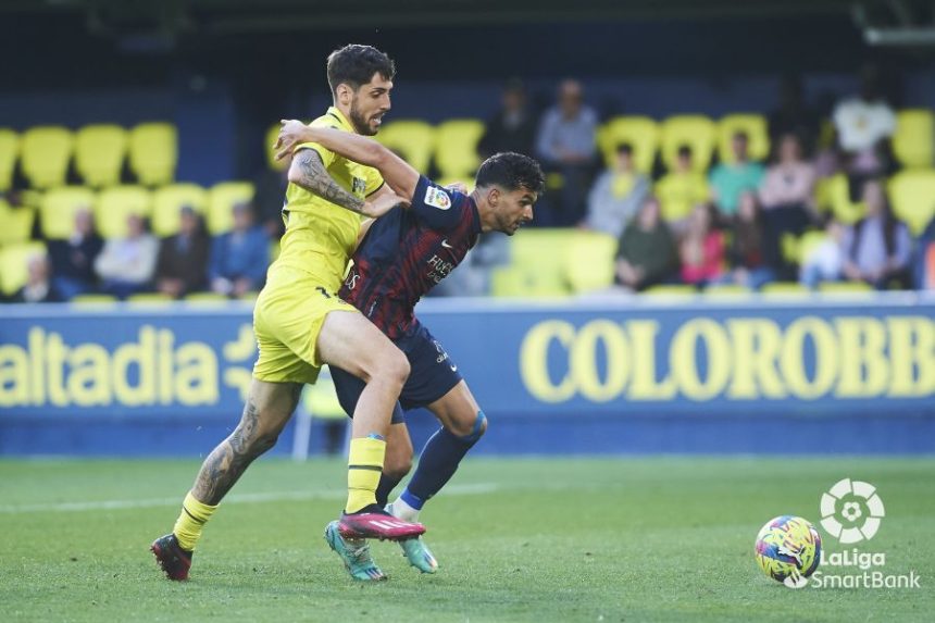 Florian Miguel sostuvo un intenso duelo con Fer Niño en el Villarreal SD Huesca. Foto: LaLiga