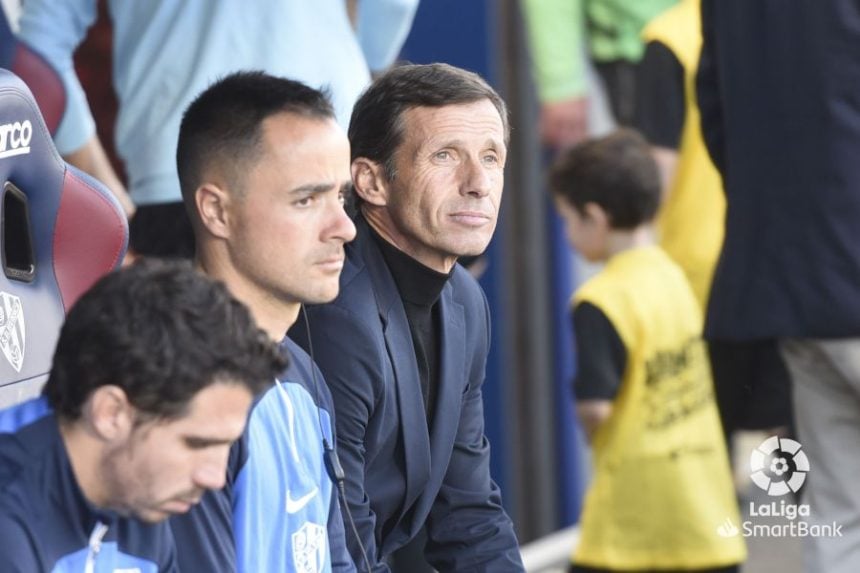 Ziganda en el banquillo de la SD Huesca en El Alcoraz en el partido contra el Real Zaragoza. Foto: Laliga