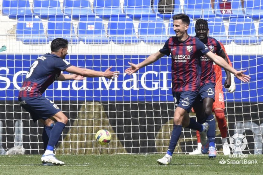 Juan Carlos, protagonista con sus goles en la victoria del Huesca contra el Burgos. Foto: LaLiga