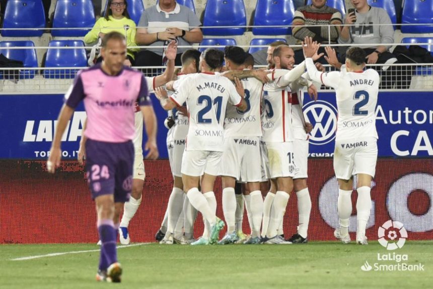 Los jugadores del Huesca celebran el gol de Obeng contra el Tenerife. Foto: LaLiga