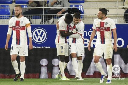 Obeng y Ratiu, la conexión del gol del Huesca contra el Tenerife. Foto: LaLiga