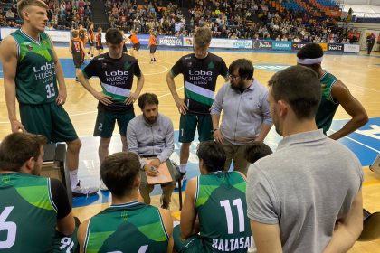 Cerdán se dirige a sus jugadores en un tiempo muerto contra Menorca. Foto: Cedida