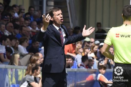 Ziganda se queja de una jugada en el partido entre la SD Huesca y el Burgos. Foto: LaLiga