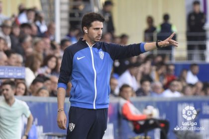 Sipán, en la imagen, fue el técnico del Huesca sobre el césped con permanente conexión con Ziganda. Foto: LaLiga