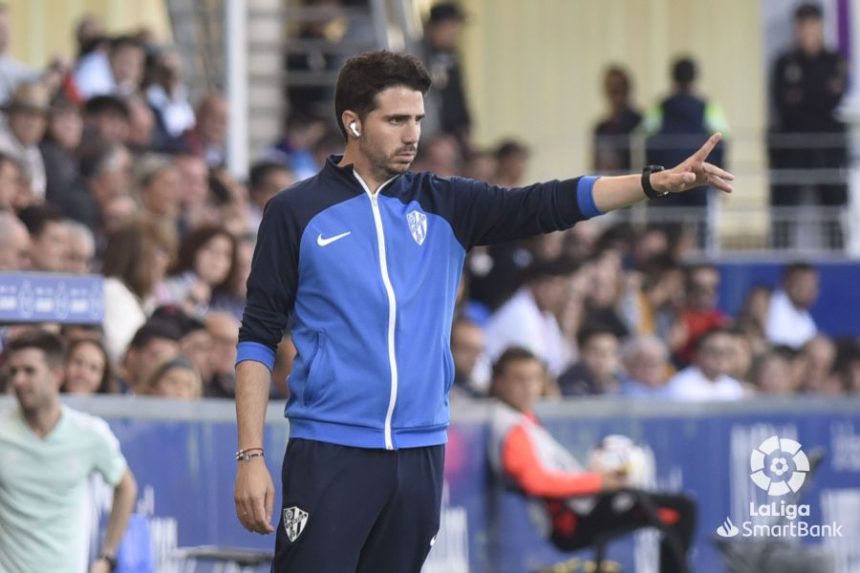 Sipán, en la imagen, fue el técnico del Huesca sobre el césped con permanente conexión con Ziganda. Foto: LaLiga