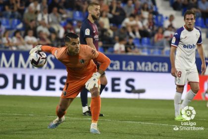 Andrés Fernández, posiblemente en su último partido defendiendo el escudo del Huesca. Foto: LaLiga