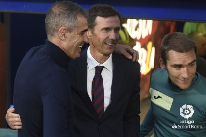 Gaizka Garitano y Ziganda se saludan en el túnel de vestuarios del Huesca antes del partido contra el Eibar. Foto: LaLiga