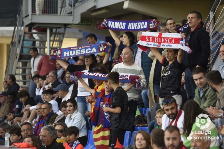 La afición del Huesca mostró su malestar con el equipo tras sellar el Huesca la permanencia contra la Ponferradina. Foto: LaLiga