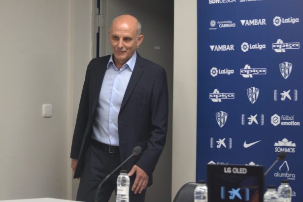 Martín González, en la imagen, en una foto de archivo entra en la sala de prensa de El Alcoraz. Foto: Sportaragon