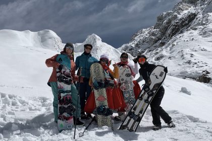 Ana Salvador, a la derecha de la imagen, con Paula Carro, Paz Senderos y las Cholitas escaladoras. Foto: Cedida
