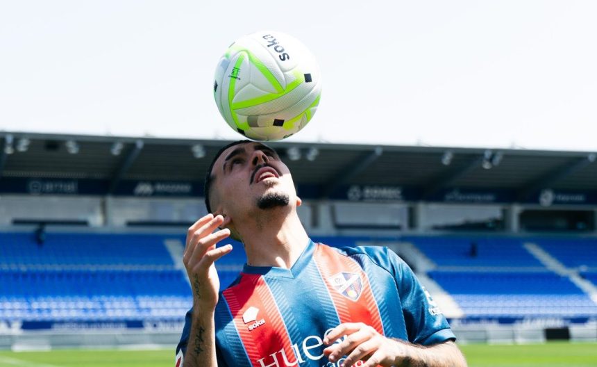 Joaquín Muñoz con la camiseta del Huesca