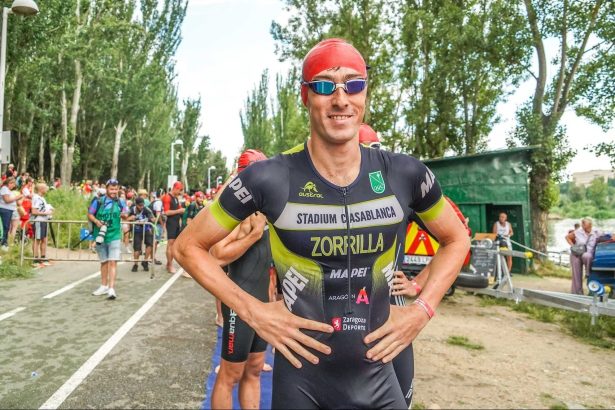 El triatleta del Stadium Casablanca Fernando Zorrilla, listo para el segmento de natación en una prueba de triatlón. Foto: Cedida