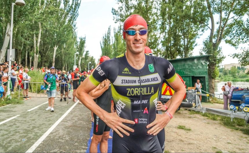 El triatleta del Stadium Casablanca Fernando Zorrilla, listo para el segmento de natación en una prueba de triatlón. Foto: Cedida